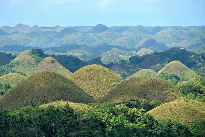 Eine Landschaftsansicht der berühmten Chocolate Hills in Bohol, Philippinen.