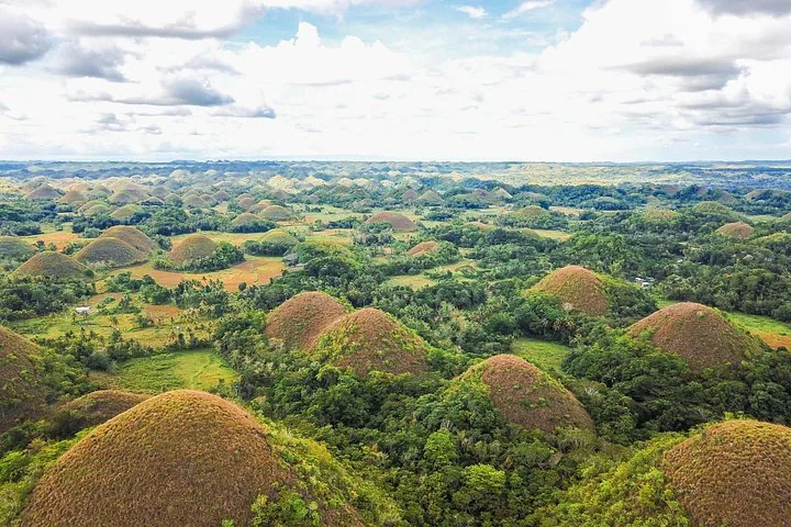 Malerische Luftaufnahme der berühmten Chocolate Hills in Bohol, Philippinen.